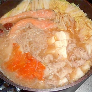 生姜を効かせた鮭の味噌仕立て石狩鍋